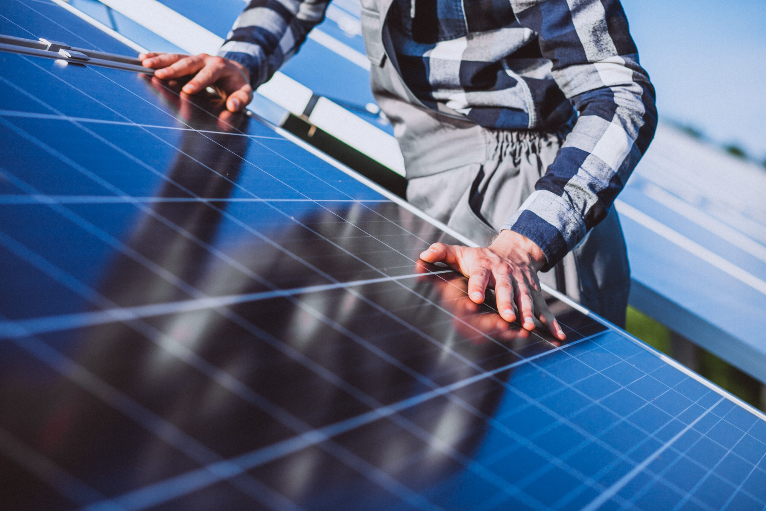 Aurinkoenergiajärjestelmien ammattilainen paneelikentällä